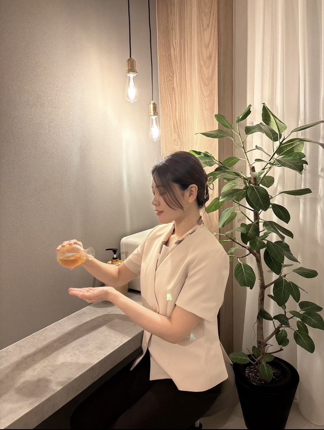 オイルを手に取るセラピスト