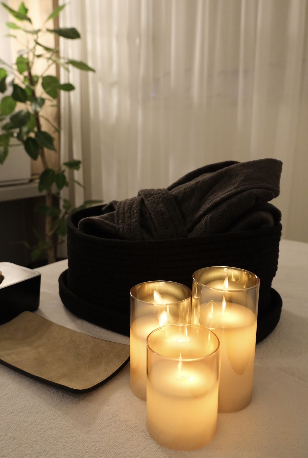 キャンドルの灯りと施術用タオル